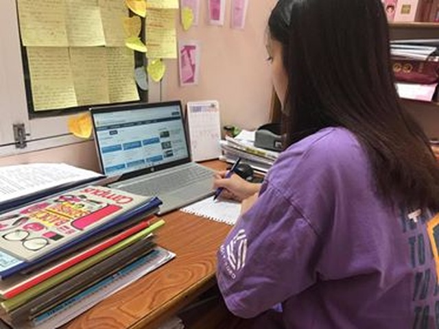 Hà Nội: Học sinh lớp 12 “vỡ trận” trong buổi thi khảo sát trực tuyến lần 1 - 1 Hà Nội: Học sinh lớp 12 “vỡ trận” trong buổi thi khảo sát trực tuyến lần 1 - 1
