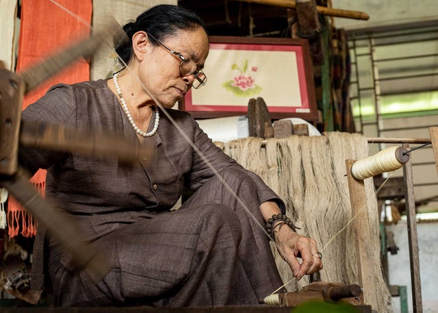 Người phụ nữ khiến sen nhả ra ngọc dệt thành khăn giá 10 triệu đồng/chiếc - 14 Người phụ nữ khiến sen nhả ra ngọc dệt thành khăn giá 10 triệu đồng/chiếc - 14