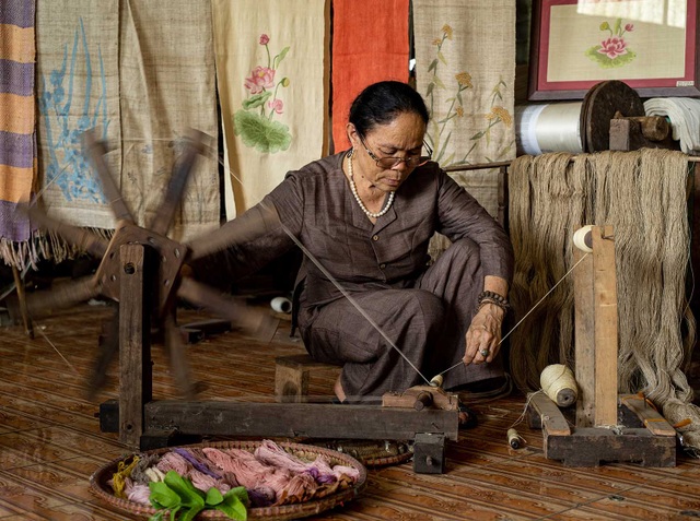Người phụ nữ khiến sen nhả ra ngọc dệt thành khăn giá 10 triệu đồng/chiếc - 1 Người phụ nữ khiến sen nhả ra ngọc dệt thành khăn giá 10 triệu đồng/chiếc - 1