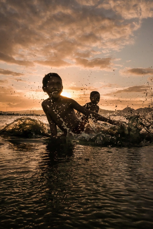 Những bức ảnh kể về niềm vui của trẻ em Việt Nam và trẻ em thế giới - Ảnh minh hoạ 17