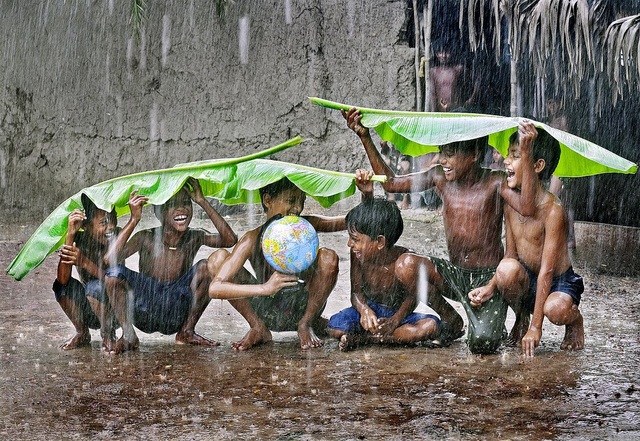 Những bức ảnh kể về niềm vui của trẻ em Việt Nam và trẻ em thế giới - Ảnh minh hoạ 27