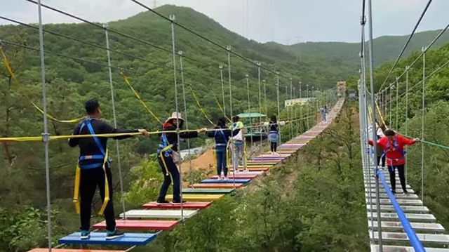 Bé 11 tuổi rơi cầu treo 60 mét trong khi tham quan công viên Trung Quốc - 1 Bé 11 tuổi rơi cầu treo 60 mét trong khi tham quan công viên Trung Quốc - 1