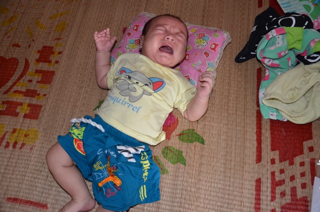 Tiếng khóc xé lòng của bé 3 tháng tuổi bị bệnh tật giày vò - 1
