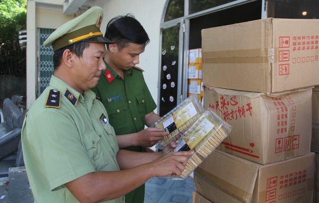 Phú Yên: Bắt giữ một xe container chở hàng trăm thùng bánh kẹo “lậu” - 2 Phú Yên: Bắt giữ một xe container chở hàng trăm thùng bánh kẹo “lậu” - 2