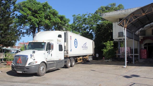 Phú Yên: Bắt giữ một xe container chở hàng trăm thùng bánh kẹo “lậu” - 1 Phú Yên: Bắt giữ một xe container chở hàng trăm thùng bánh kẹo “lậu” - 1