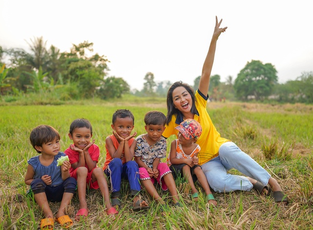 H’Hen Niê hồn nhiên vui đùa cùng trẻ em trong ngày Quốc tế thiếu nhi - 9 H’Hen Niê hồn nhiên vui đùa cùng trẻ em trong ngày Quốc tế thiếu nhi - 9