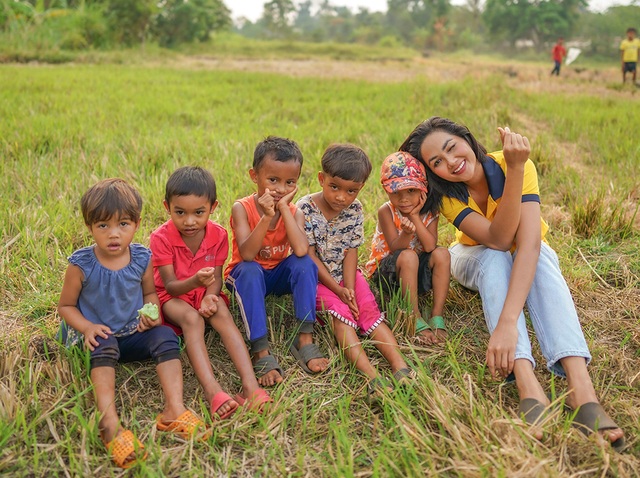 H’Hen Niê hồn nhiên vui đùa cùng trẻ em trong ngày Quốc tế thiếu nhi - 1 H’Hen Niê hồn nhiên vui đùa cùng trẻ em trong ngày Quốc tế thiếu nhi - 1