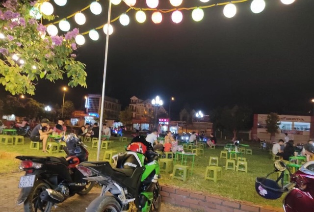 Phê bình công an thị trấn thu tiền cho kinh doanh trên đất công viên - 1 Phê bình công an thị trấn thu tiền cho kinh doanh trên đất công viên - 1