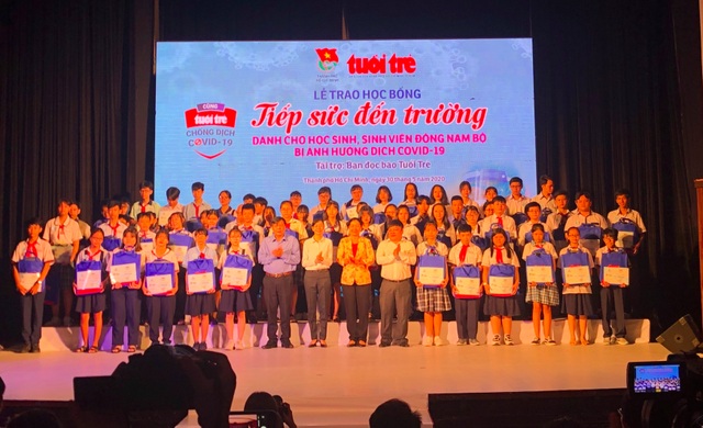 Trao học bổng đến 211 HS, SV khu vực Đông Nam Bộ bị ảnh hưởng bởi Covid-19 - 4 Trao học bổng đến 211 HS, SV khu vực Đông Nam Bộ bị ảnh hưởng bởi Covid-19 - 4