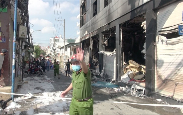 Vụ cháy nhà 7 người mắc kẹt tại TPHCM: 1 nạn nhân đã tử vong - 1