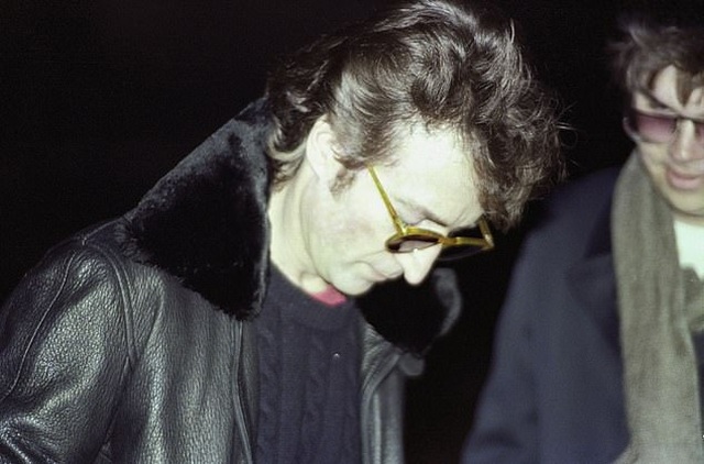 Khoảnh khắc huyền thoại âm nhạc John Lennon ký tên lưu niệm cho kẻ sát nhân