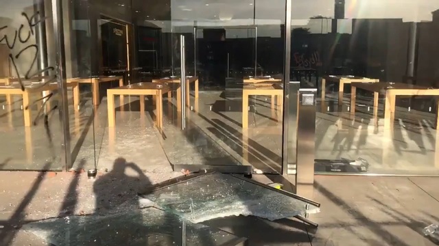 Nhiều cửa hàng Apple Store bị người biểu tình đập phá, “hôi của”