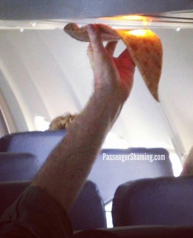 Hâm nóng pizza bằng... đèn trên máy bay - Ảnh minh hoạ 2