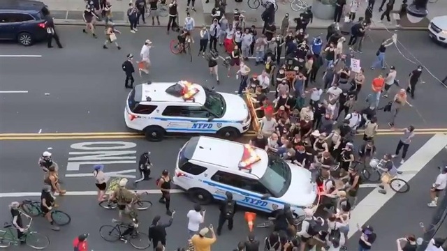 Video xe cảnh sát Mỹ lao vào đám đông biểu tình