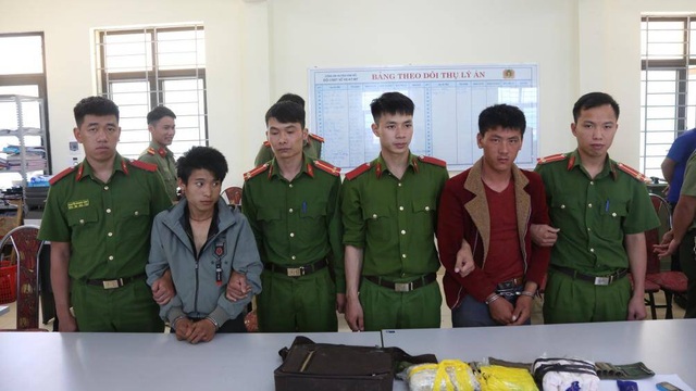Bắt khẩn cấp 2 thanh niên ôm súng AK áp tải 15.000 viên ma túy - 1 Bắt khẩn cấp 2 thanh niên ôm súng AK áp tải 15.000 viên ma túy - 1