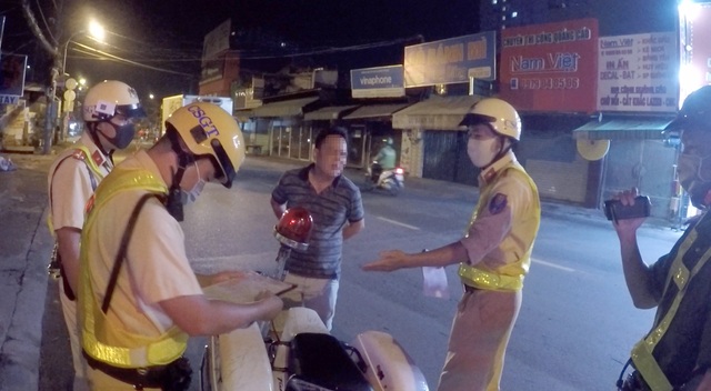 Tài xế say xỉn “cho” CSGT luôn xe máy khi bị phạt hơn 7 triệu đồng - 1 Tài xế say xỉn “cho” CSGT luôn xe máy khi bị phạt hơn 7 triệu đồng - 1