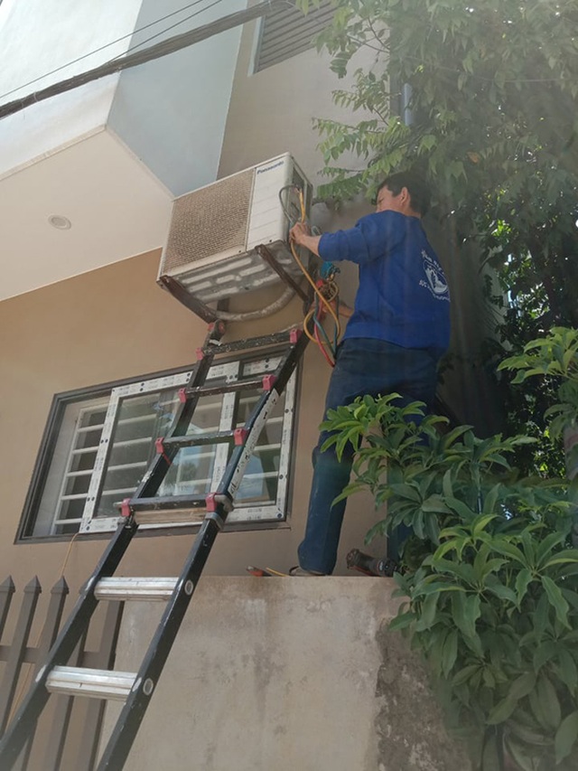 Căng mình giữa nắng nóng, thợ lắp điều hòa kiếm tiền triệu/ngày - 2 Căng mình giữa nắng nóng, thợ lắp điều hòa kiếm tiền triệu/ngày - 2