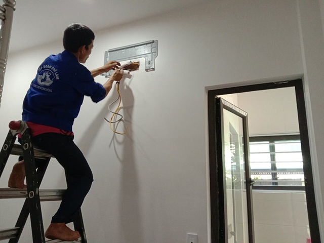 Căng mình giữa nắng nóng, thợ lắp điều hòa kiếm tiền triệu/ngày - 3 Căng mình giữa nắng nóng, thợ lắp điều hòa kiếm tiền triệu/ngày - 3