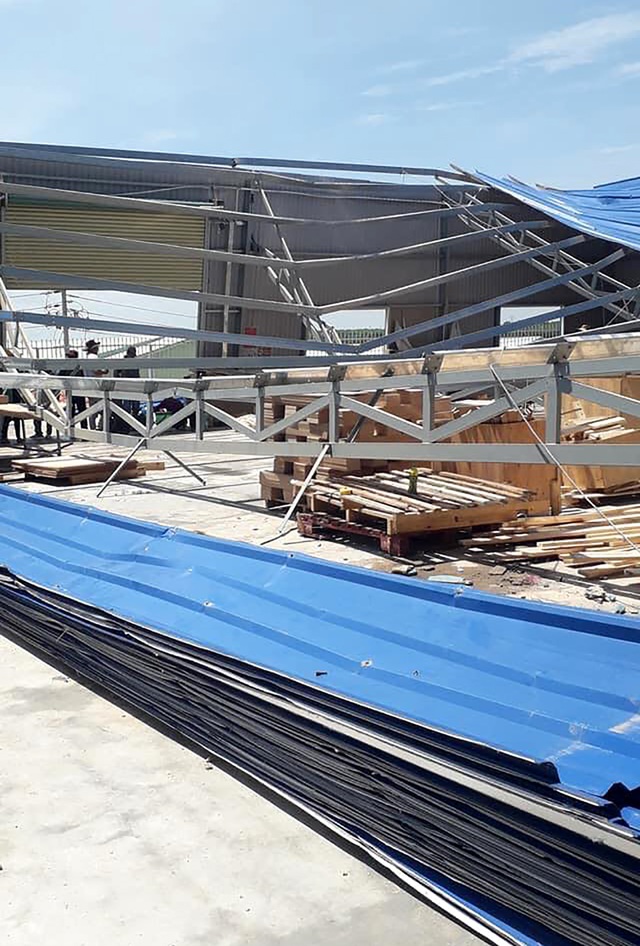 Nhà xưởng hơn 1.000 m2 bị mưa giông đánh sập - 2 Nhà xưởng hơn 1.000 m2 bị mưa giông đánh sập - 2