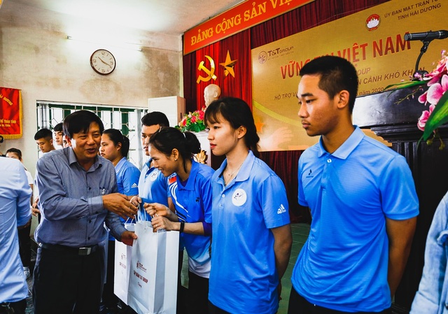 Chuyện về những đôi bàn tay ấm mùa Covid-19: Bởi vẻ đẹp cuộc đời là cho đi - 5 Chuyện về những đôi bàn tay ấm mùa Covid-19: Bởi vẻ đẹp cuộc đời là cho đi - 5