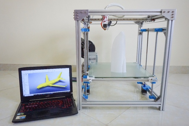 Sinh viên công nghệ tự chế tạo máy in 3D để sản xuất mô hình máy bay - 2