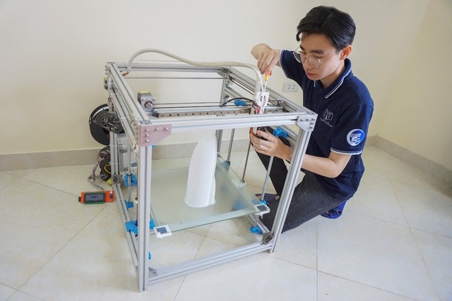 Sinh viên công nghệ tự chế tạo máy in 3D để sản xuất mô hình máy bay - 3