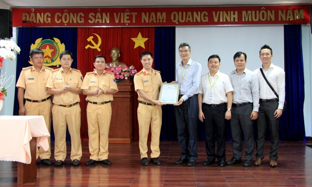 CSGT hộ tống khẩn cấp lá gan từ sân bay Tân Sơn Nhất đến bệnh viện - 2 CSGT hộ tống khẩn cấp lá gan từ sân bay Tân Sơn Nhất đến bệnh viện - 2
