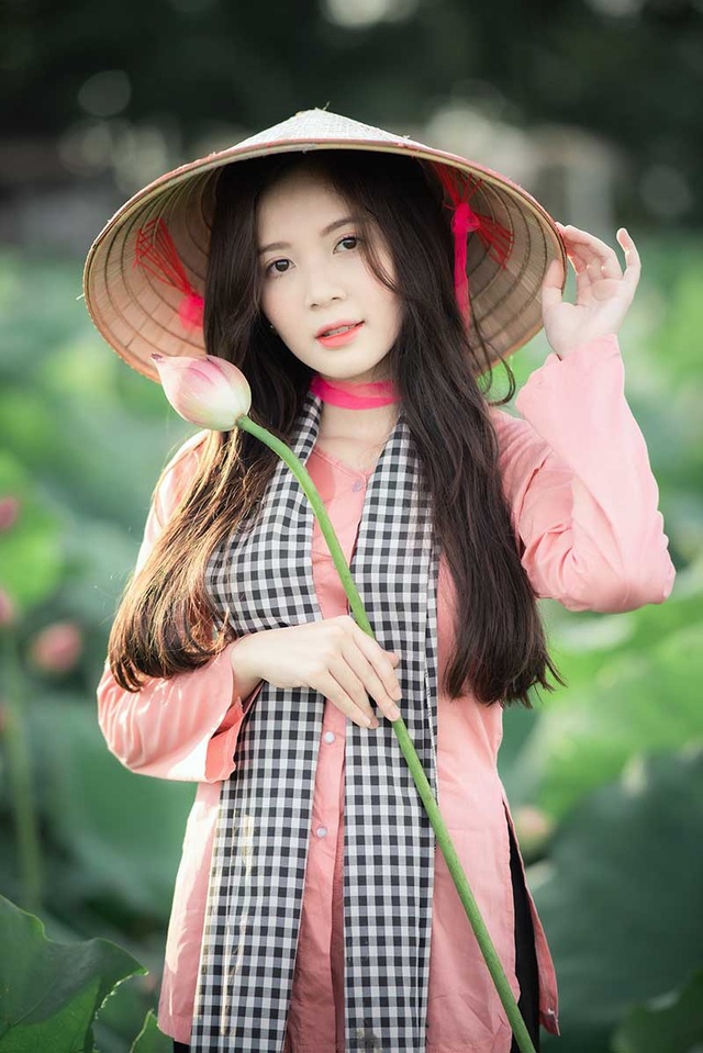 Thiếu nữ Hà thành dịu dàng khoe sắc bên hoa sen - 1 Thiếu nữ Hà thành dịu dàng khoe sắc bên hoa sen - 1
