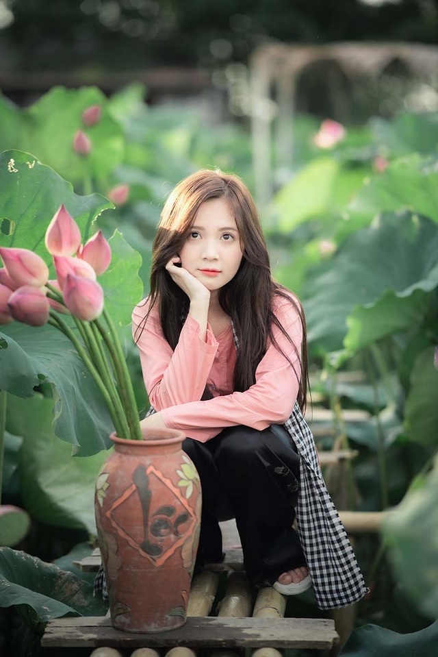 Thiếu nữ Hà thành dịu dàng khoe sắc bên hoa sen - 3 Thiếu nữ Hà thành dịu dàng khoe sắc bên hoa sen - 3