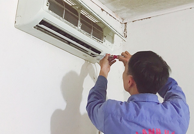 Căng mình giữa nắng nóng, thợ lắp điều hòa kiếm tiền triệu/ngày - 5 Căng mình giữa nắng nóng, thợ lắp điều hòa kiếm tiền triệu/ngày - 5