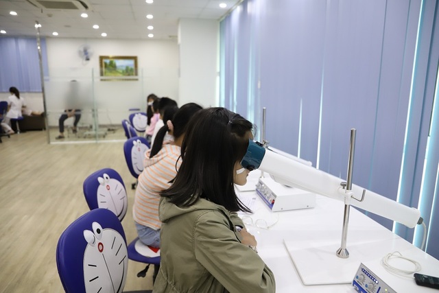 Phát hiện biến chứng nguy hiểm trên trẻ em cận thị - 1 Phát hiện biến chứng nguy hiểm trên trẻ em cận thị - 1
