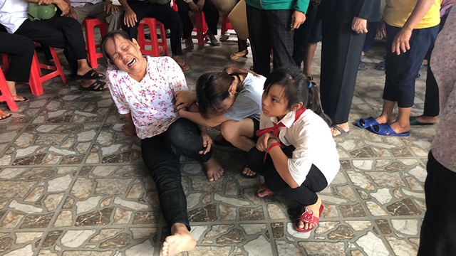 Buộc bạt che nắng, 3 người bị điện giật tử vong - 5 Buộc bạt che nắng, 3 người bị điện giật tử vong - 5