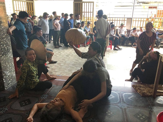 Buộc bạt che nắng, 3 người bị điện giật tử vong - 4 Buộc bạt che nắng, 3 người bị điện giật tử vong - 4