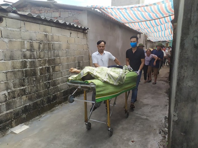 Buộc bạt che nắng, 3 người bị điện giật tử vong - 6 Buộc bạt che nắng, 3 người bị điện giật tử vong - 6