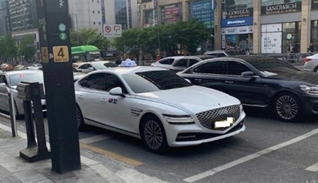 Xe sang Genesis G80 vừa ra mắt đã bị bắt gặp chạy taxi ở Hàn Quốc - 1