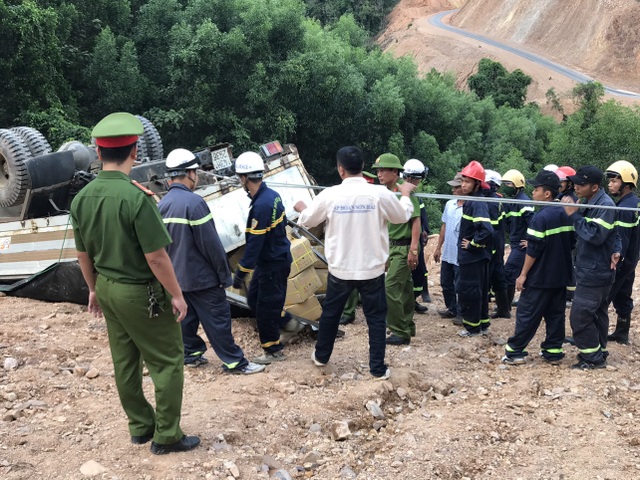 Xe chở gần 5 tấn thuốc nổ lật bên bờ vực, hàng chục cảnh sát vất vả cứu hộ - 2 Xe chở gần 5 tấn thuốc nổ lật bên bờ vực, hàng chục cảnh sát vất vả cứu hộ - 2