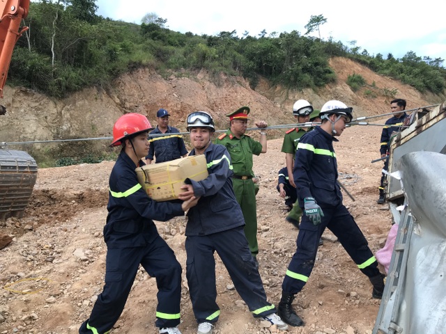 Xe chở gần 5 tấn thuốc nổ lật bên bờ vực, hàng chục cảnh sát vất vả cứu hộ - 3 Xe chở gần 5 tấn thuốc nổ lật bên bờ vực, hàng chục cảnh sát vất vả cứu hộ - 3