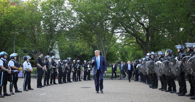 Mật vụ Mỹ hộ tống ông Trump gây khó hiểu vì mang súng cỡ lớn - 2 Mật vụ Mỹ hộ tống ông Trump gây khó hiểu vì mang súng cỡ lớn - 2