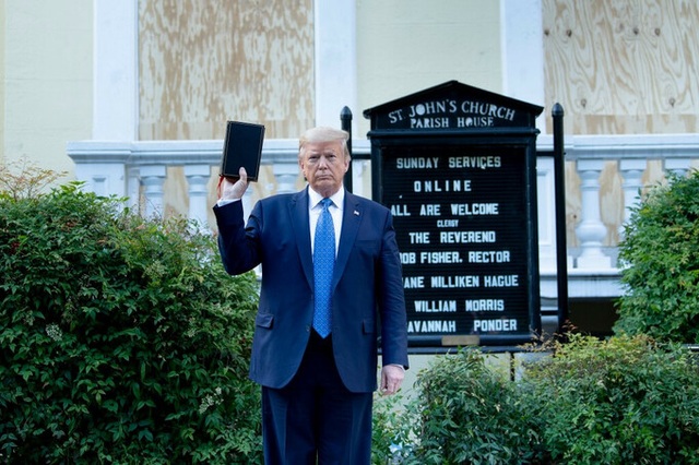 Ông Trump tự cảm ơn mình vì cách ứng phó bạo loạn