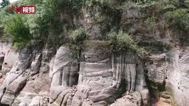Tìm thấy tượng Phật 1.300 tuổi bất ngờ nổi lên trên mặt hồ