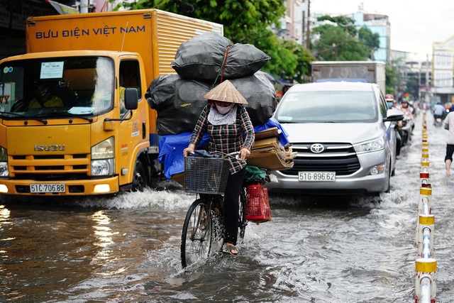 TPHCM: Mưa nhỏ cũng ngập bõm cả tuyến phố - 14 TPHCM: Mưa nhỏ cũng ngập bõm cả tuyến phố - 14