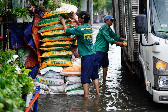 TPHCM: Mưa nhỏ cũng ngập bõm cả tuyến phố - 16 TPHCM: Mưa nhỏ cũng ngập bõm cả tuyến phố - 16