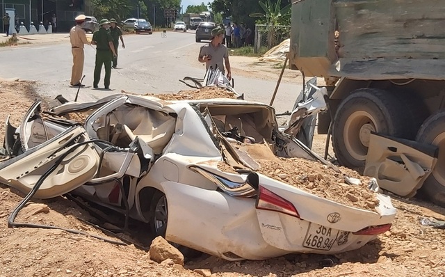 Vụ tai nạn giao thông 3 người chết: Xe “hổ vồ” đã hết hạn đăng kiểm - 2 Vụ tai nạn giao thông 3 người chết: Xe “hổ vồ” đã hết hạn đăng kiểm - 2