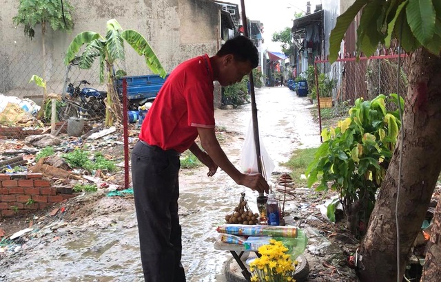 Vụ bé trai bị cuốn xuống cống: Cha ôm ảnh đi nhờ “hiệp sĩ” tìm con! - 3 Vụ bé trai bị cuốn xuống cống: Cha ôm ảnh đi nhờ “hiệp sĩ” tìm con! - 3