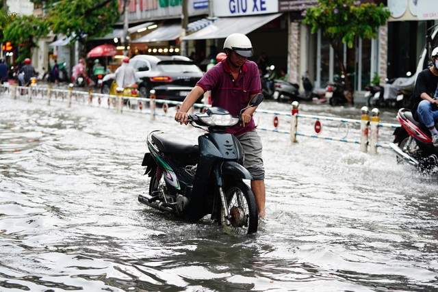 TPHCM: Mưa nhỏ cũng ngập bõm cả tuyến phố - 5 TPHCM: Mưa nhỏ cũng ngập bõm cả tuyến phố - 5