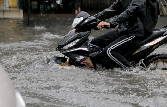 Sài Gòn mưa lớn, đường ngập lút bánh xe, dân vất vả ngăn nước vào nhà - 2