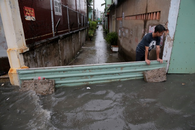 Sài Gòn mưa lớn, đường ngập lút bánh xe, dân vất vả ngăn nước vào nhà - 4