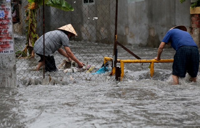 Sài Gòn mưa lớn, đường ngập lút bánh xe, dân vất vả ngăn nước vào nhà - 5