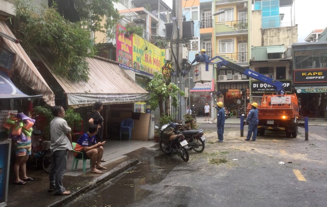 Sài Gòn mưa lớn, đường ngập lút bánh xe, dân vất vả ngăn nước vào nhà - 10