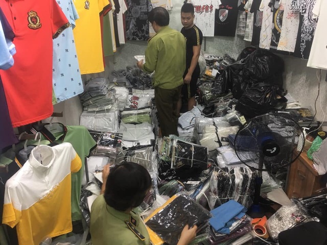 Truy quét điểm nóng Ninh Hiệp, thu giữ hàng nghìn đồ hiệu rởm - 3 Truy quét điểm nóng Ninh Hiệp, thu giữ hàng nghìn đồ hiệu rởm - 3